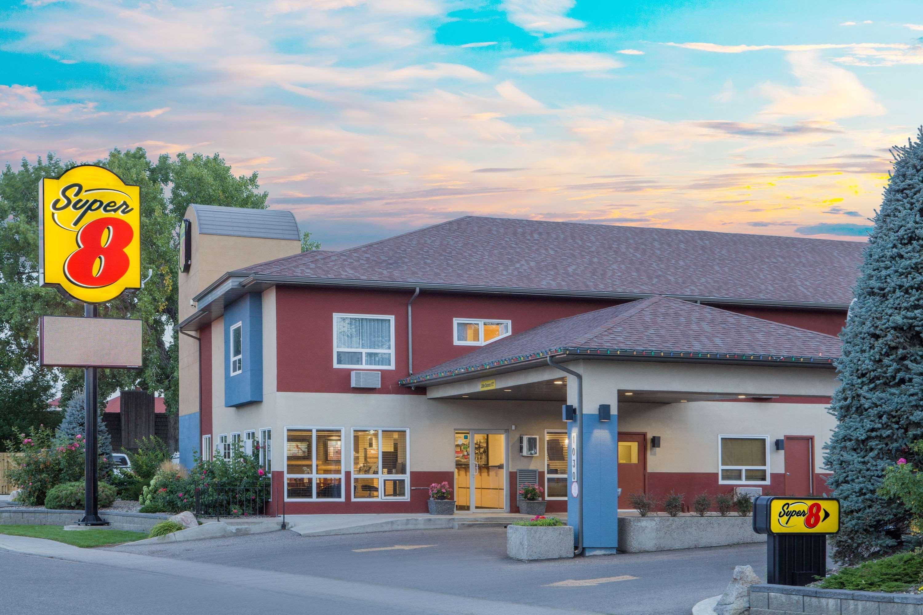 Super 8 By Wyndham Lethbridge Exterior foto
