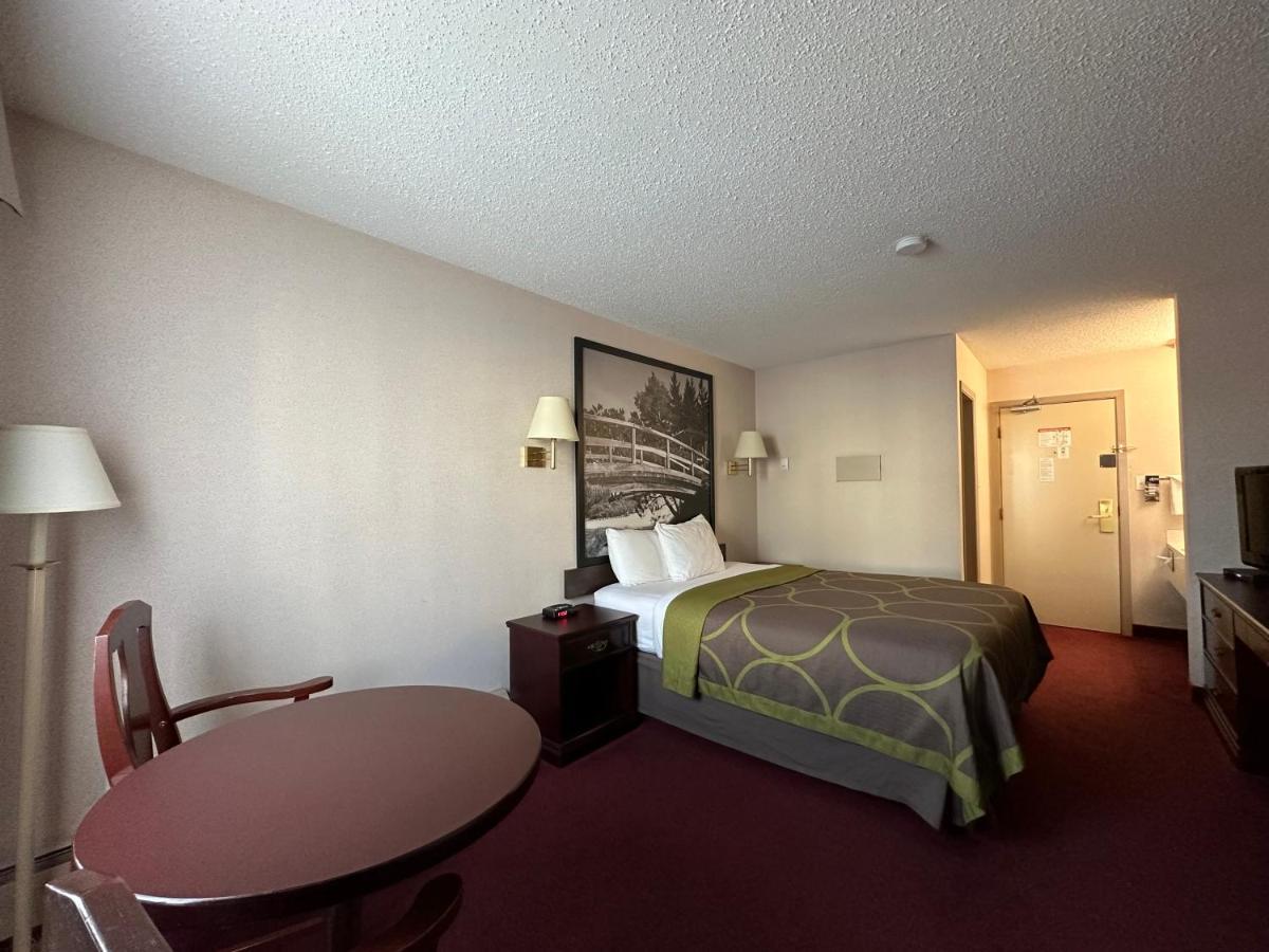 Super 8 By Wyndham Lethbridge Exterior foto