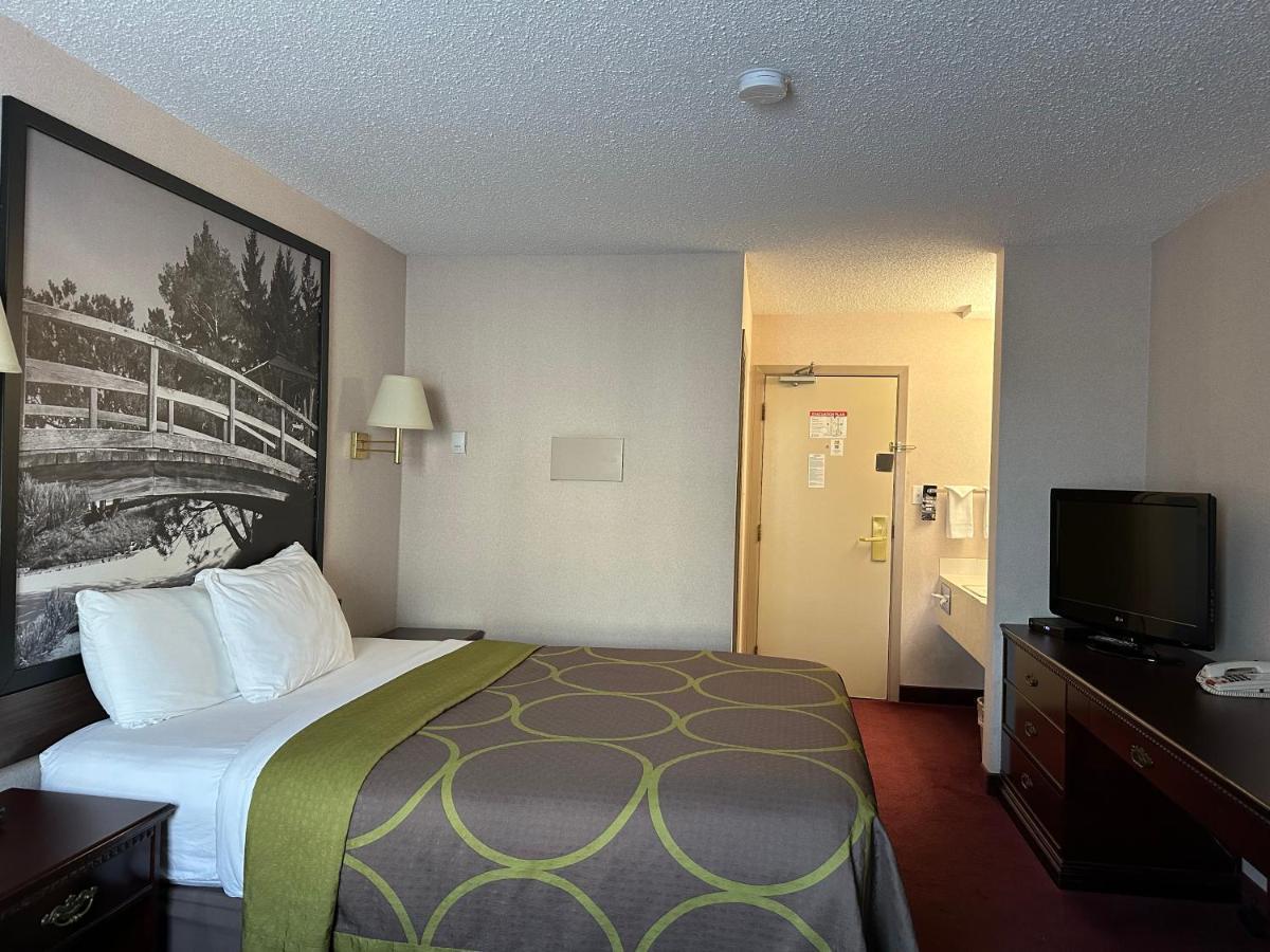 Super 8 By Wyndham Lethbridge Exterior foto