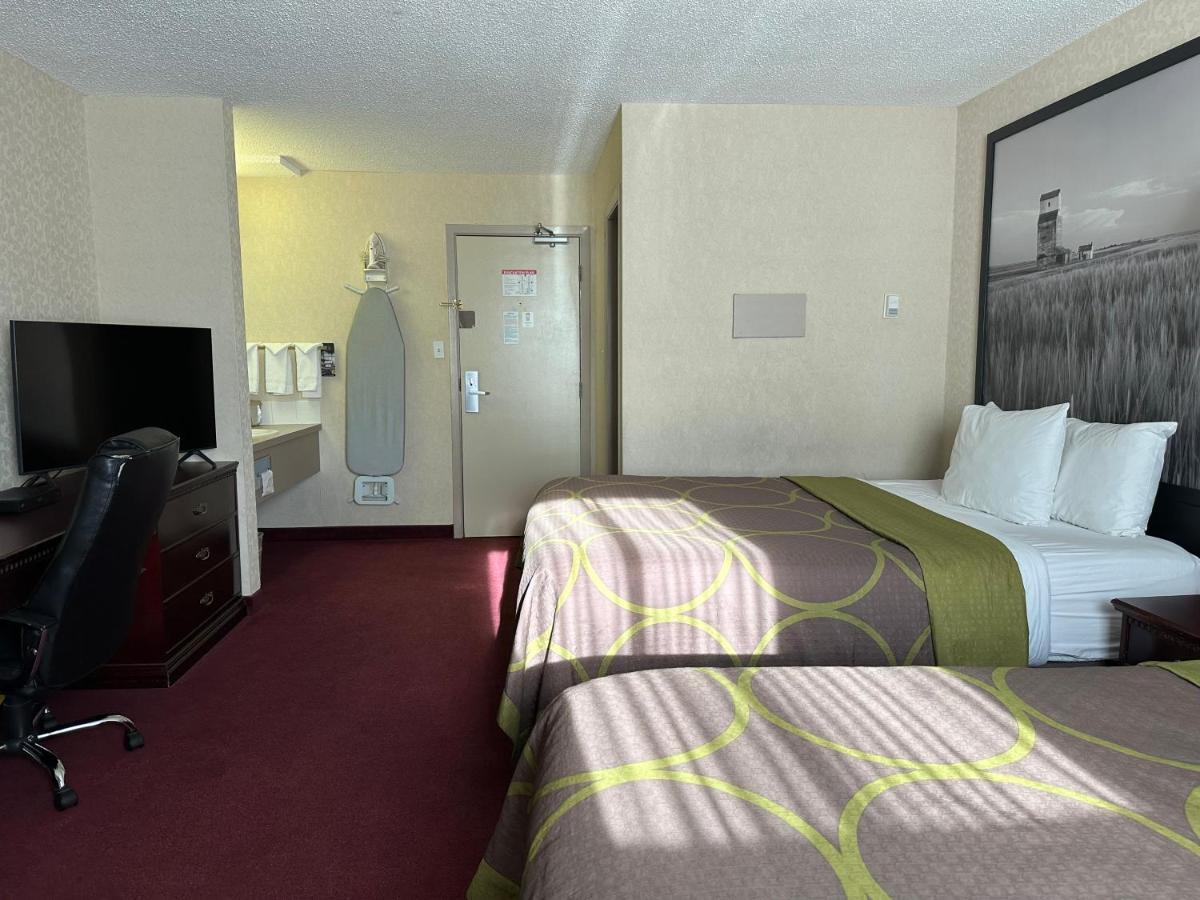 Super 8 By Wyndham Lethbridge Exterior foto