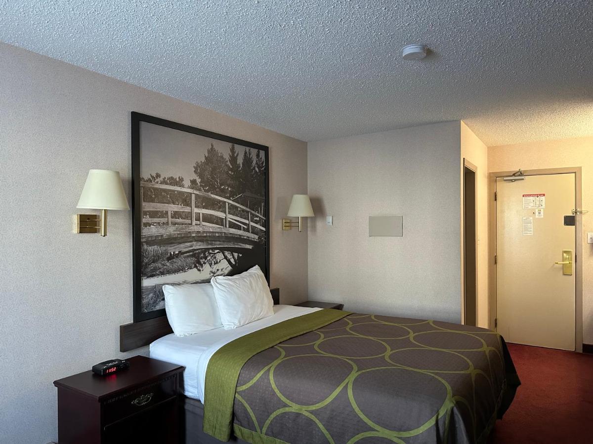 Super 8 By Wyndham Lethbridge Exterior foto